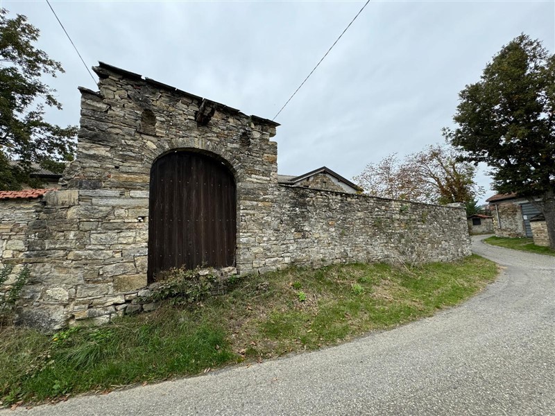 Casale in sassi risalente al 1500 con giardino 