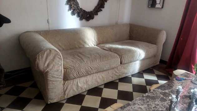 1 divano, con possibilitagrave di coppia di divani uguali