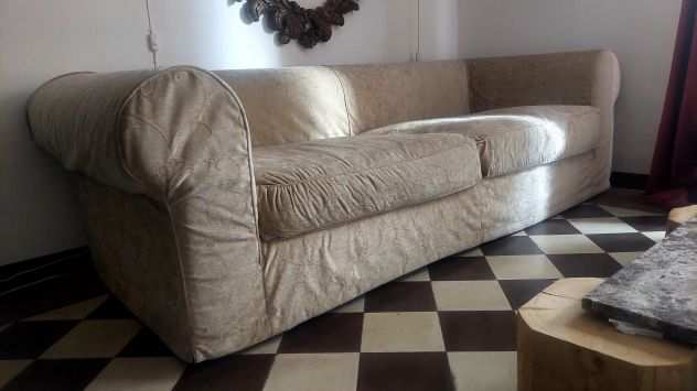 1 divano, con possibilitagrave di coppia di divani uguali