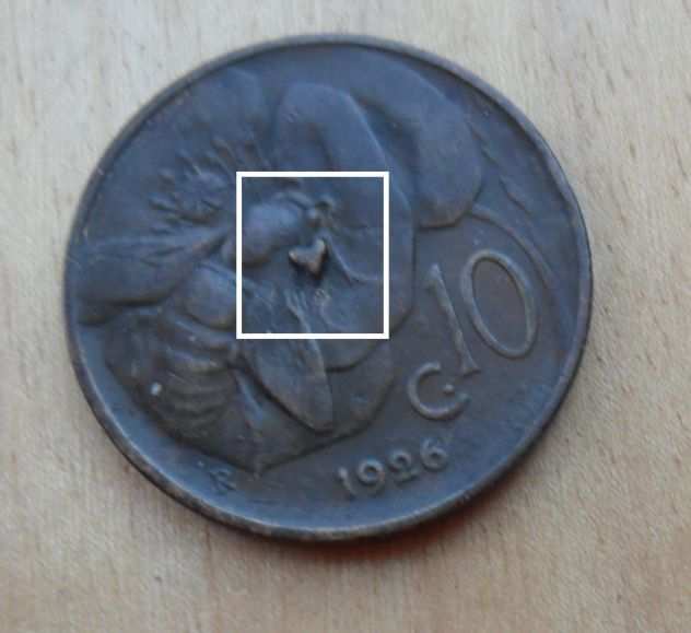 10 centesimi del 1926 Regno con difetto di conio - Pezzo di metallo nel campo -
