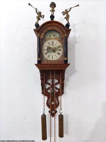 176125 Antico orologio a pendolo con lunario