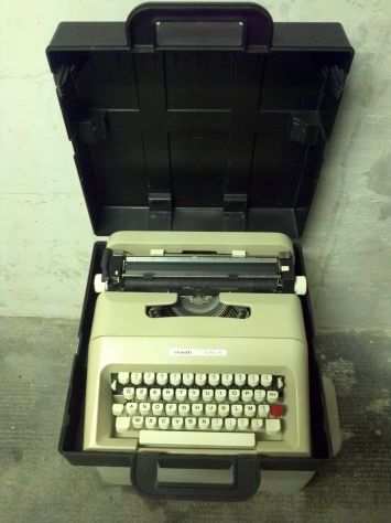 2 macchine da scrive Olivetti Lettera 35 con custodie rigide plastiche