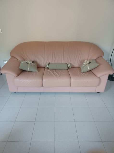 2 poltrone e un divano letto della by natuzzi