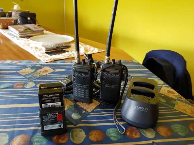 2 Radio Ricetrasmittenti Keenwood TH 22E e accessori