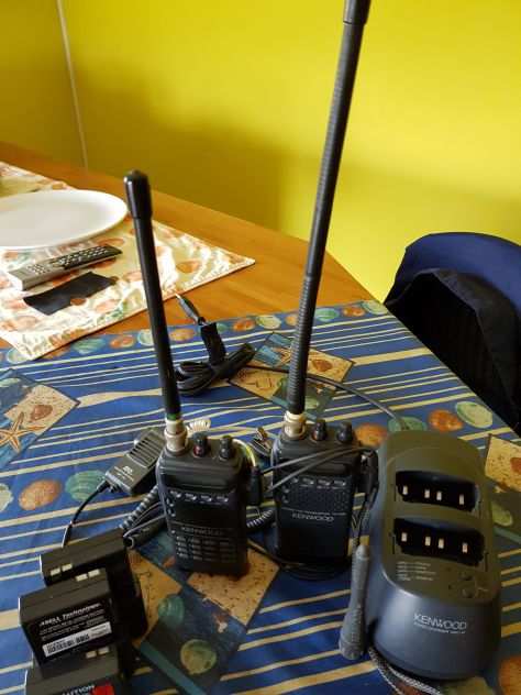 2 Radio Ricetrasmittenti Keenwood TH 22E e accessori