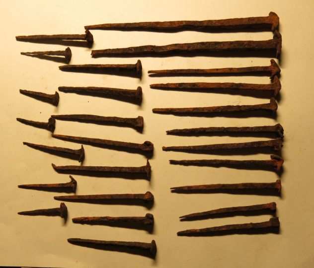 26 antichi chiodi da collezione o da usare in ferro battuto forgiato -