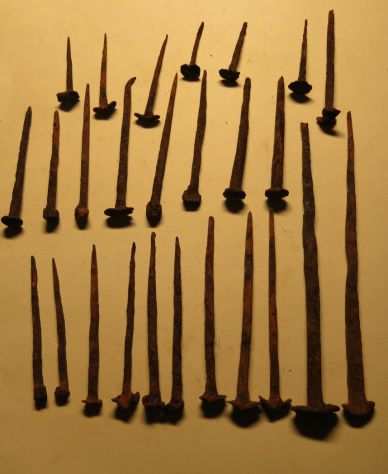 26 antichi chiodi da collezione o da usare in ferro battuto forgiato -