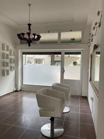 2623 negozio arredato per salone acconciature