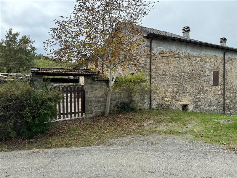 Casale in sassi risalente al 1500 con giardino 