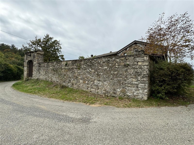 Casale in sassi risalente al 1500 con giardino 