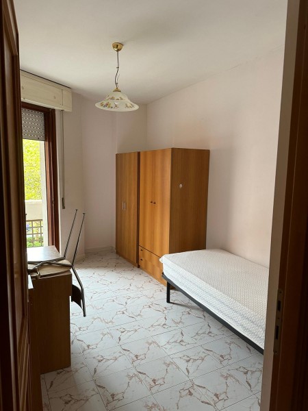 Camera arredata in appartamento completamente arredato in zona Università di Latina. 