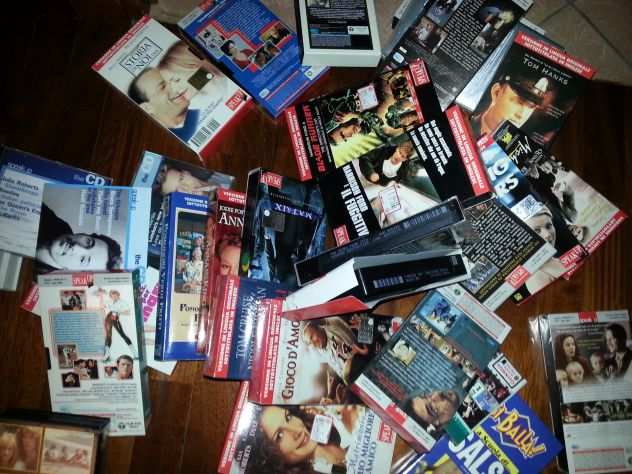 64 video cassette VHS in lingua originale, inglese, con scheda