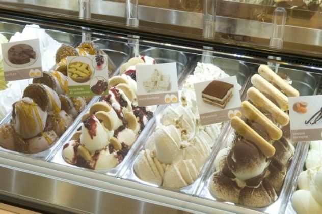 7 KM BG - GELATERIA PASTICCERIA CON PARCHEGGIO FRONTE LOCALE, AFFARE