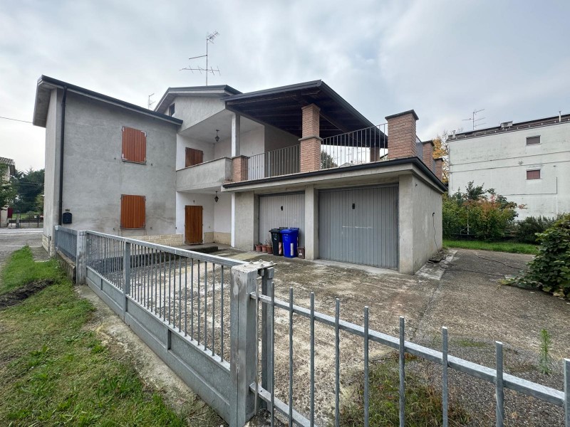 Casa indipendente con doppio garage in centro a Medesano  