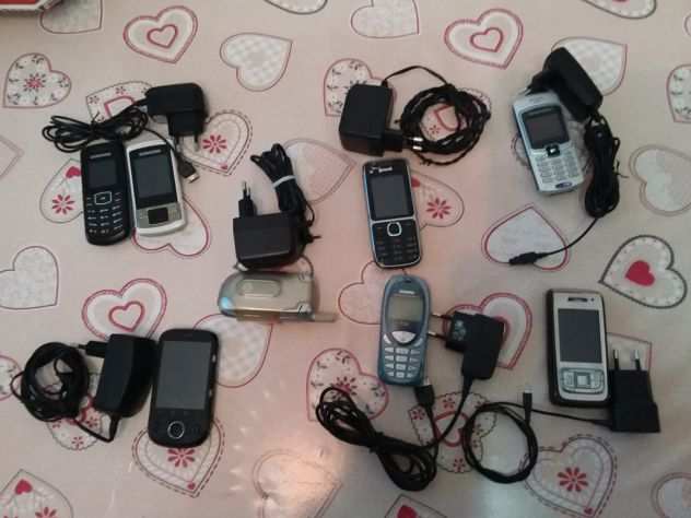 9 Cellulari di qualche anno fa 6 FUNZIONANTI e 2 NO