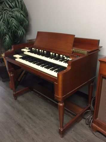 A Collezionista e Musicista Organi Hammond e altre Marche Ricondizionati.