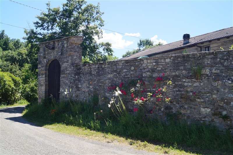 Casale in sassi risalente al 1500 con giardino 