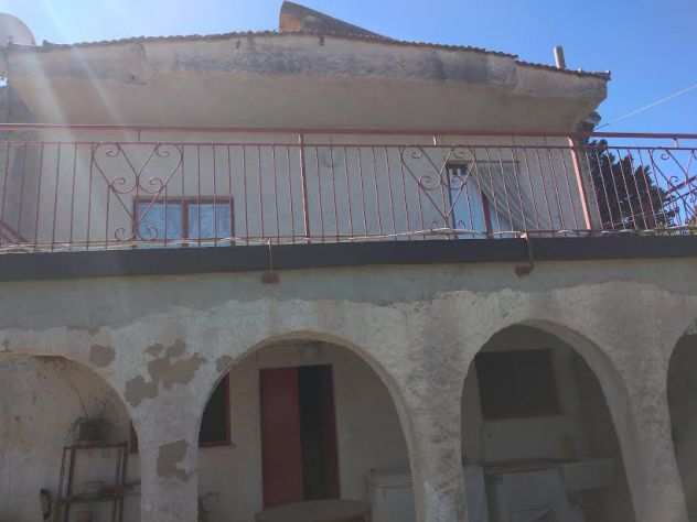 Abitazione di residenza estiva con terreno, sita in Villarosa cda Giurfo