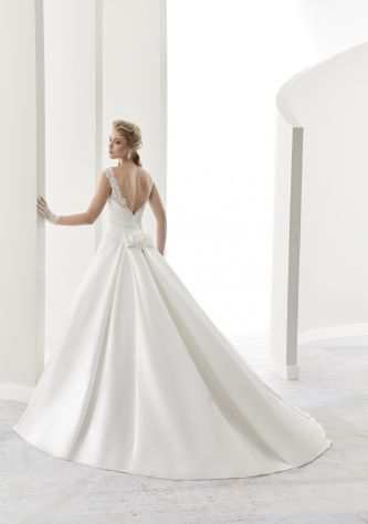 Abito da sposa marca Jolies con gonna in mikado e bustino in pizzo con spallina