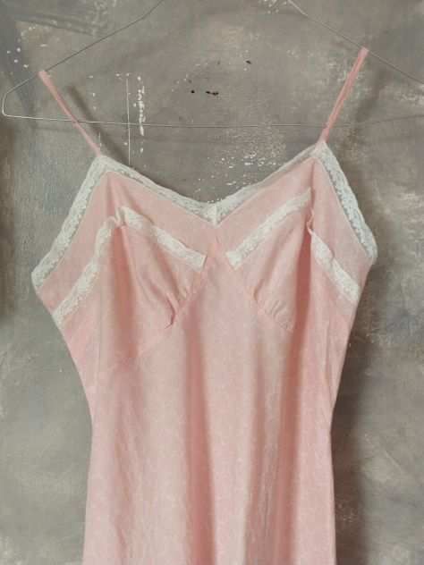 Abitocamicia da notte anni 60 in cotone con pizzo lungo la scollatura,rosa