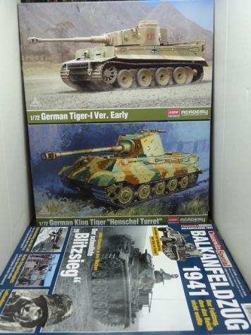 Academy - Lotto Panzer-Division con 2 mezzi corazzati  veicoli militari  1 libro  1 rivista - kit da assemblare e dipingere nuovi in scala 172 134