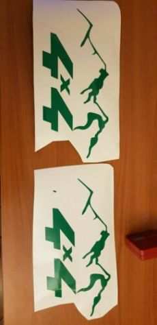 adesivi montagna 4 x 4 due elementi 23 x 12 come in foto colore a scelta