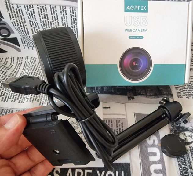 Agptek Webcam 1080P con Luce ad Anello 3 Colori, microfono, treppiede regolabile