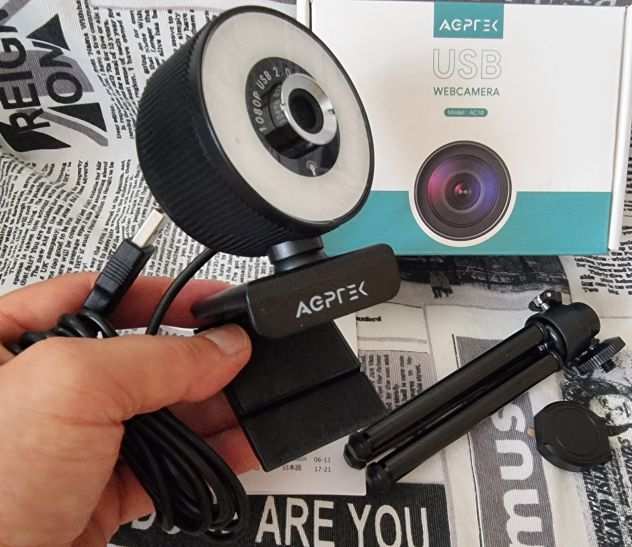 Agptek Webcam 1080P con Luce ad Anello 3 Colori, microfono, treppiede regolabile