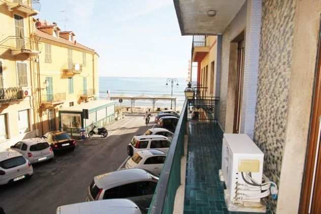 Alassio 100mq vista mare 6 posti letto, spiaggia sotto casa, zona Borgo Coscia.