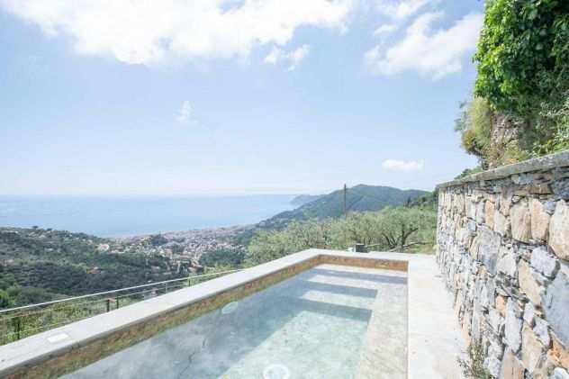 Alassio per vacanze estive, elegante villa con piscina e giardino vista mare,box