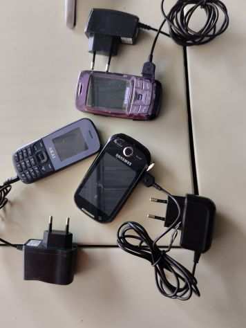 Alcuni telefoni anni 902000 usati