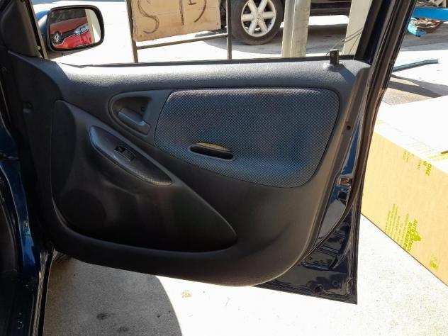 ALZACRISTALLO PORTA ANT. DX. TOYOTA YARIS (FRANCE ) laquoIraquo (2002)