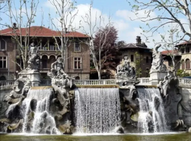 Ampia Stanza fronte fontana dei 12 mesi