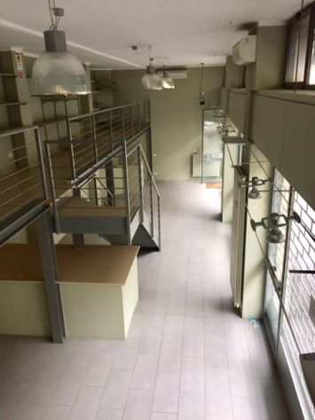 Ampio negozio con quattro vetrine soppalco e magazzino