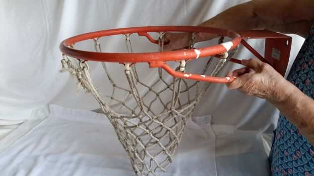 Anello da pallacanestro con rete sana perfetta e intatto