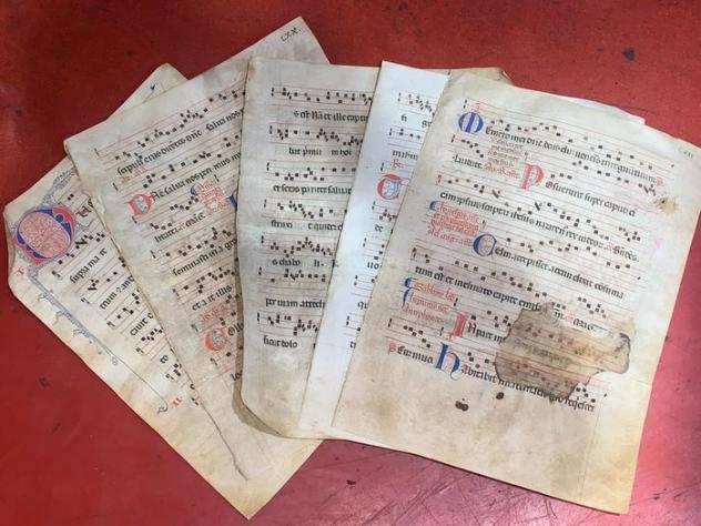 Anonimo - Lotto di 6 fogli di Antifonario manoscritto su pergamena - 1500