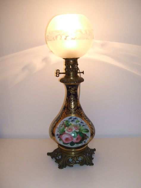 Antica lampada ad olio in porcellana
