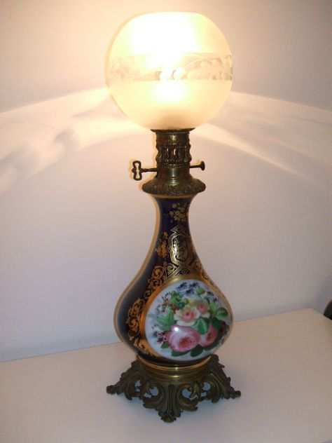 Antica lampada ad olio in porcellana