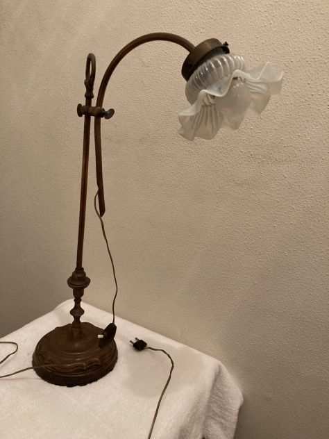 Antica lampada da tavolo dei primi 900, in rame. Perfettamente funzionante