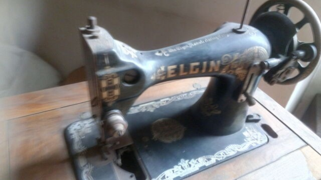 Antica macchina da cucire con mobiletto originale