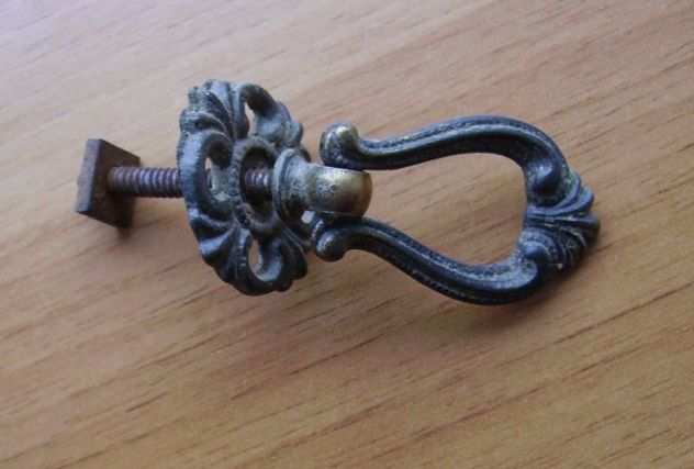 Antica maniglia con anello in ottone lavorato con vite in ferro per mobili -