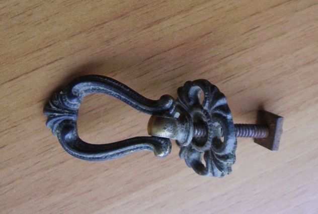 Antica maniglia con anello in ottone lavorato con vite in ferro per mobili -