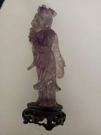 Antica statua giada viola o ametista raffigurante una Geisha
