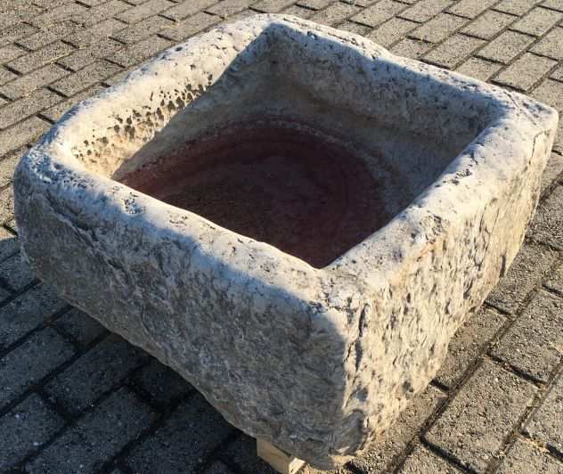 Antica vasca in pietra