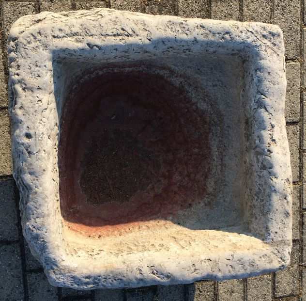 Antica vasca in pietra