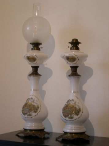 Antiche lampade a petrolio in opaline con dipinti a mano