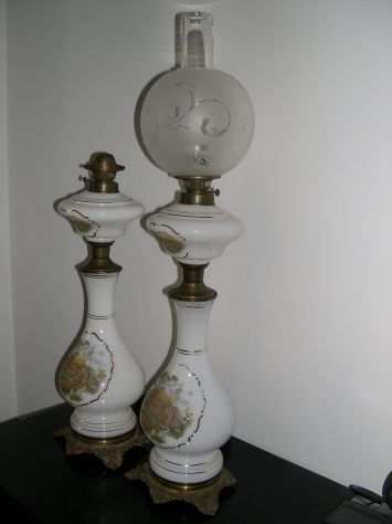 Antiche lampade a petrolio in opaline con dipinti a mano