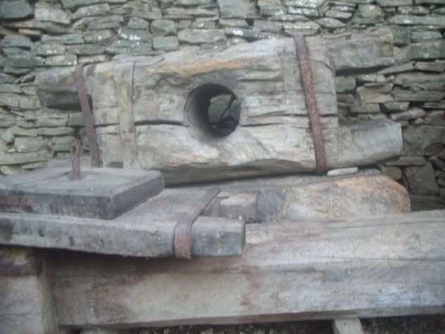 Antico frantoio intagliato in legno risalente a 230 anni fa