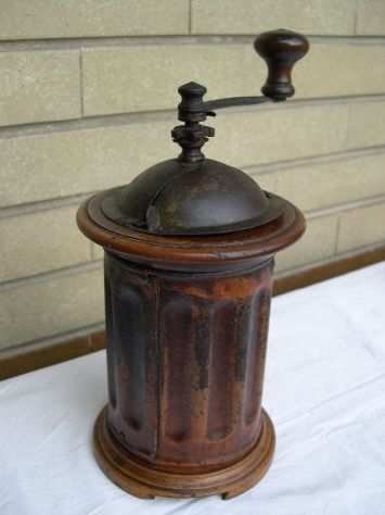 Antico macina caffegrave cilindrico lucidato