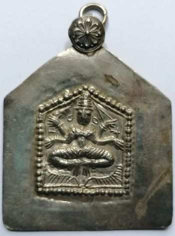 ANTICO PENDENTE A PIASTRA CON DIVINITAgrave INDUgrave IN AGENTO MASSICCIO, INDIA, XX SEC.